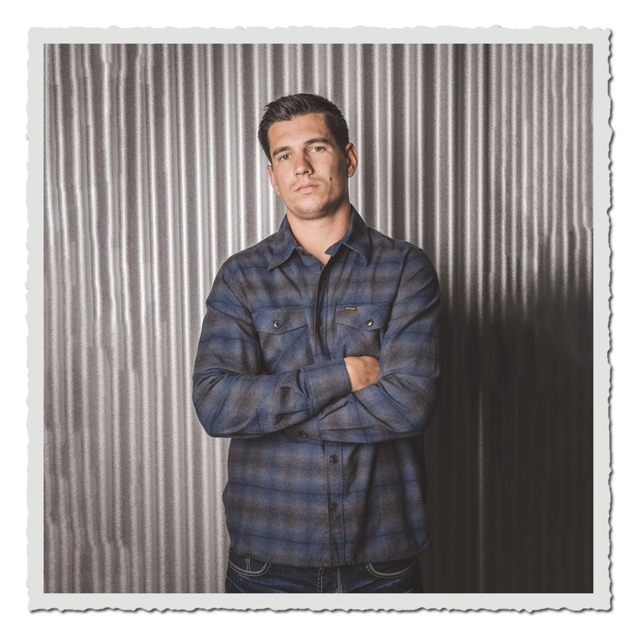 Workwear Hemd Retro Style – Pike Brothers Tijuana blue vom Mann vor einer Wellblechwand getragen